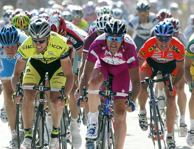 Giro 2004, l'ultimo sprint di Ascoli prima di alzare le braccia al cielo
